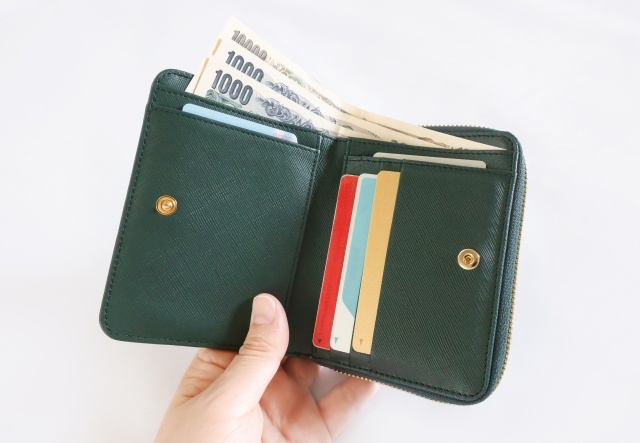 二つ折り財布はカード入れの向きが大事？【おすすめ7選を紹介】 | 傍を楽にするブログ